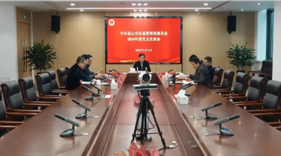 要旗幟鮮明講政治，帶頭強(qiáng)化理論武裝