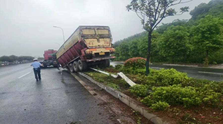 貨車行駛中突然 “一分為二”！老司機親授每日出車安全檢查攻略